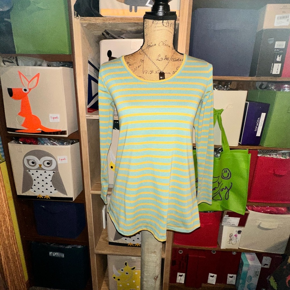 💚💛Lularoe Lynnae Long sleeve tee